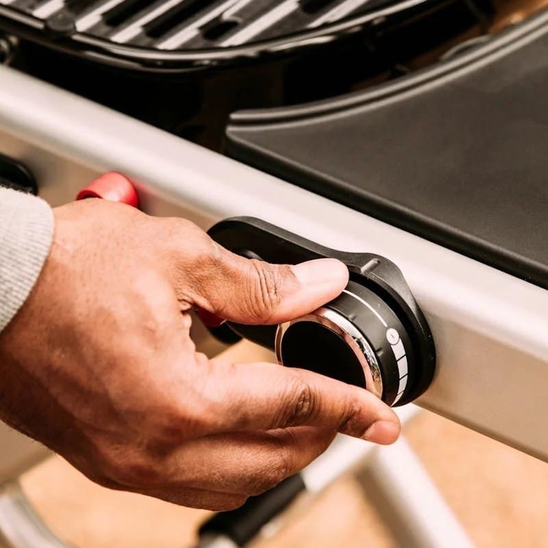 Weber 9010001 Traveler Portable Grill - Image 4